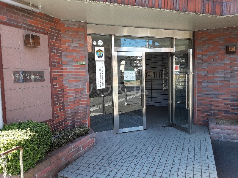 23/28 エントランス