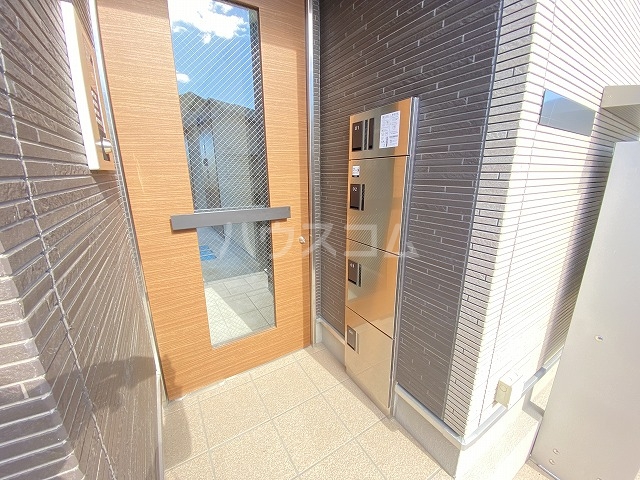 28/30 エントランス