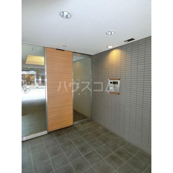 16/23 エントランス