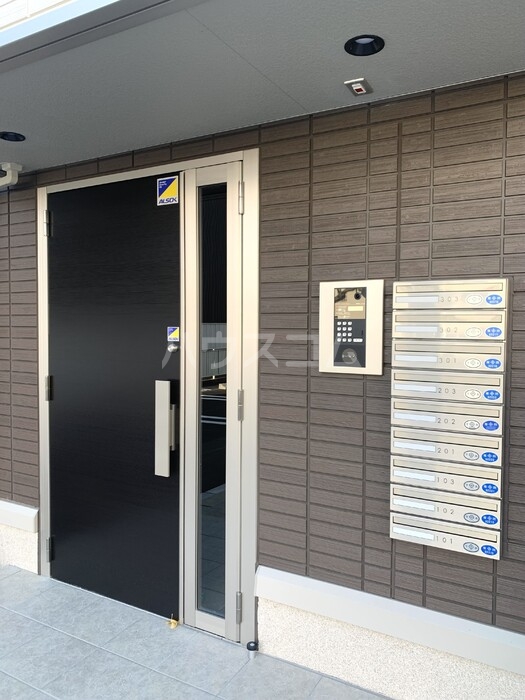 27/30 エントランス