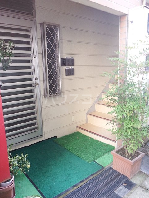 22/27 エントランス