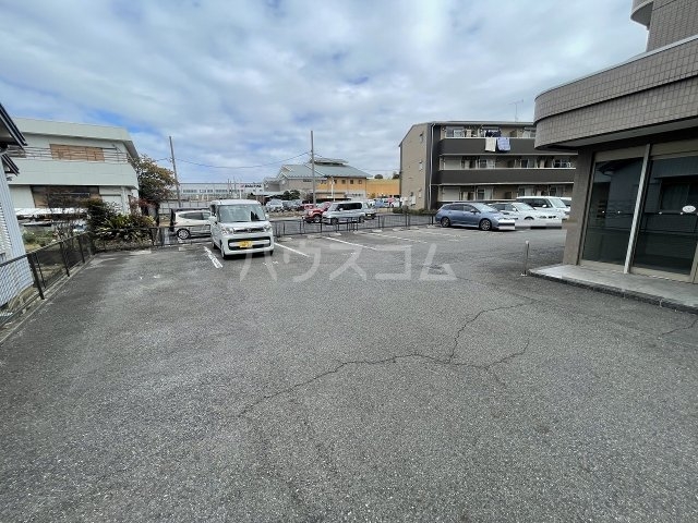 28/30 駐車場