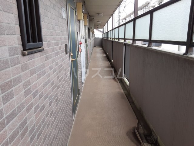 23/30 エントランス