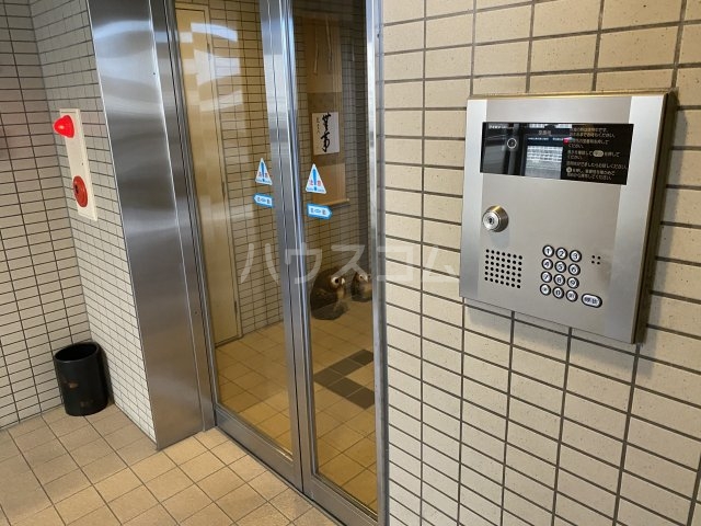 27/30 エントランス