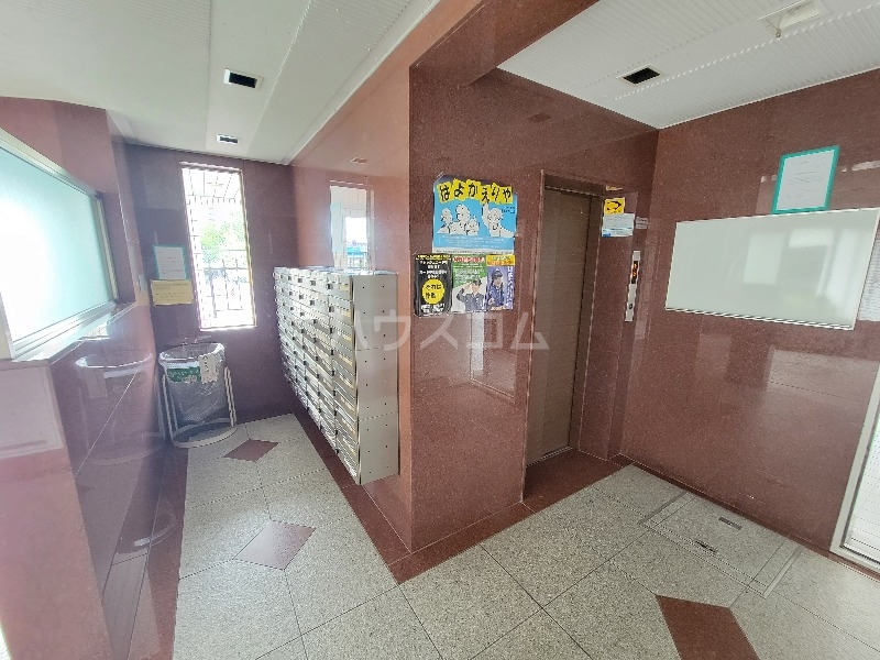 23/28 エントランス