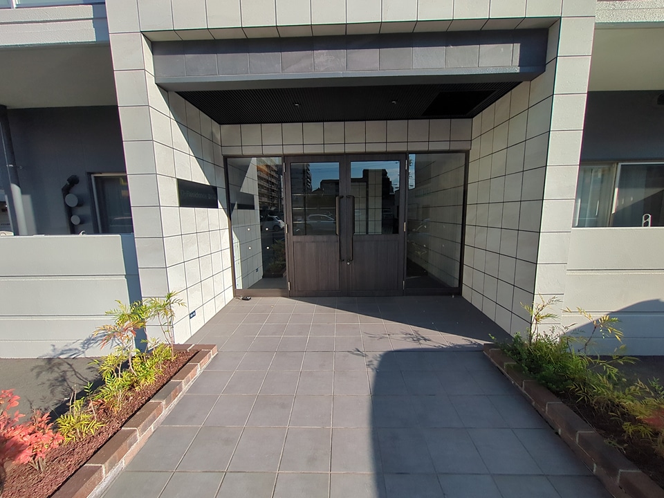 27/30 エントランス