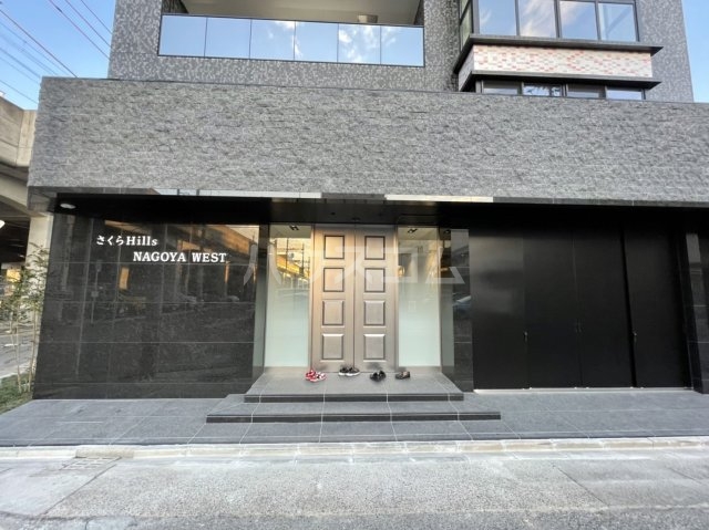 23/30 エントランス