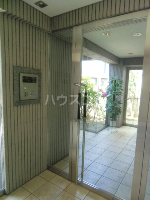 21/30 エントランス