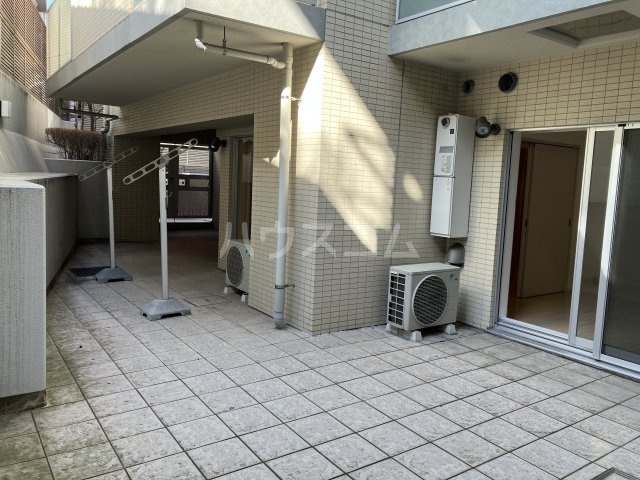 21/22 エントランス