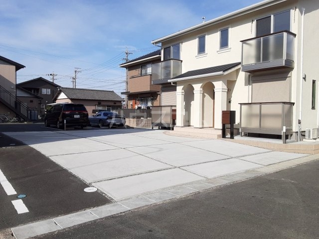 2/3 駐車場