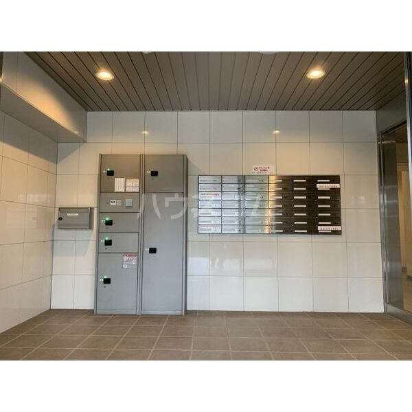 16/23 エントランス