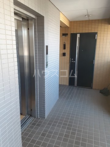 27/30 エントランス