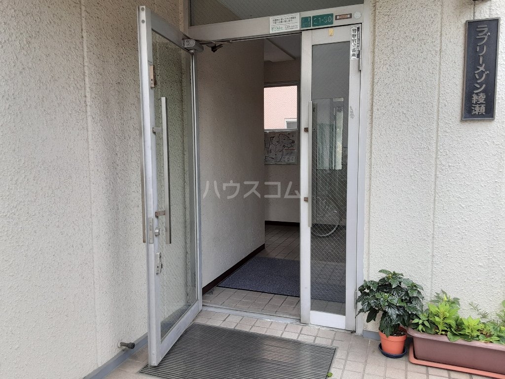 24/28 エントランス