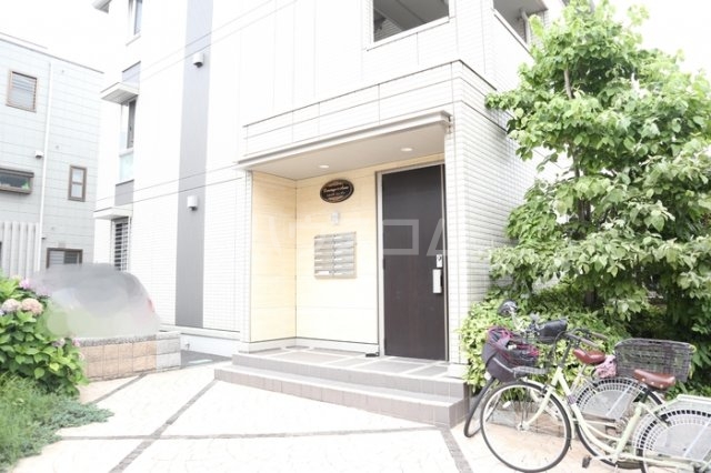 18/27 エントランス