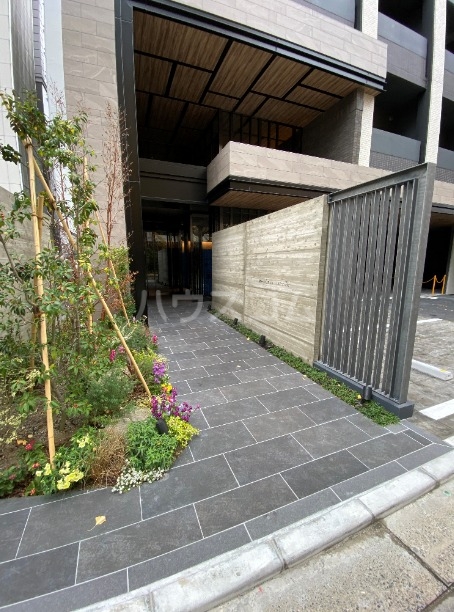 18/27 エントランス