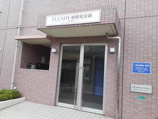 28/30 エントランス