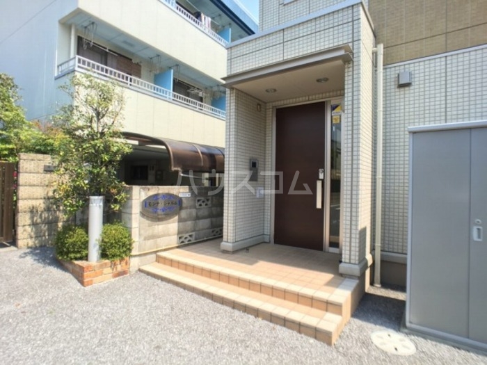 18/27 エントランス