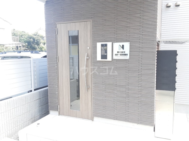 23/27 エントランス