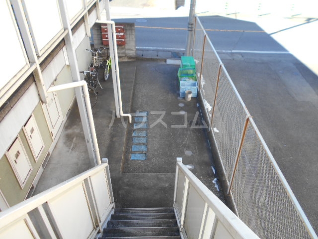 23/30 エントランス