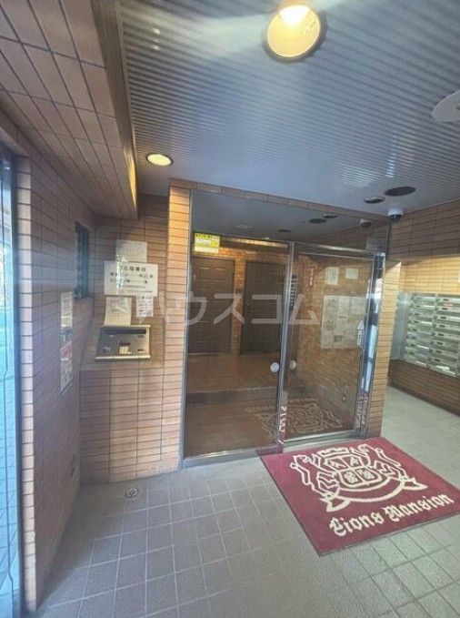 27/30 エントランス