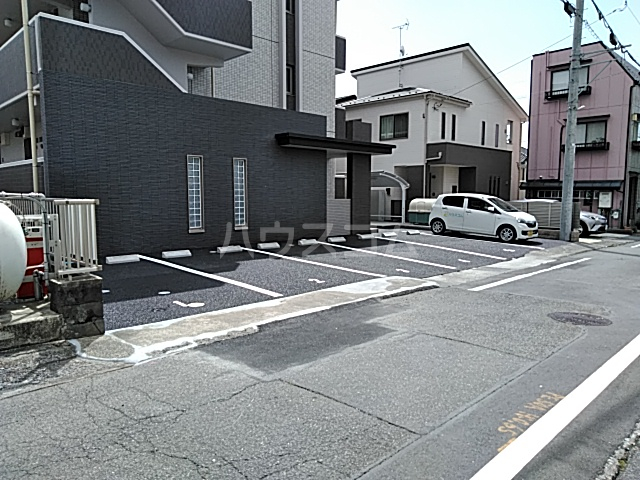 27/30 駐車場