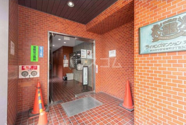 18/28 エントランス