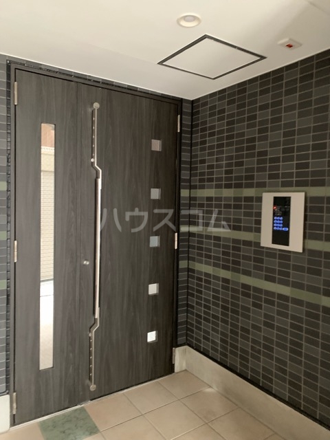 27/30 エントランス