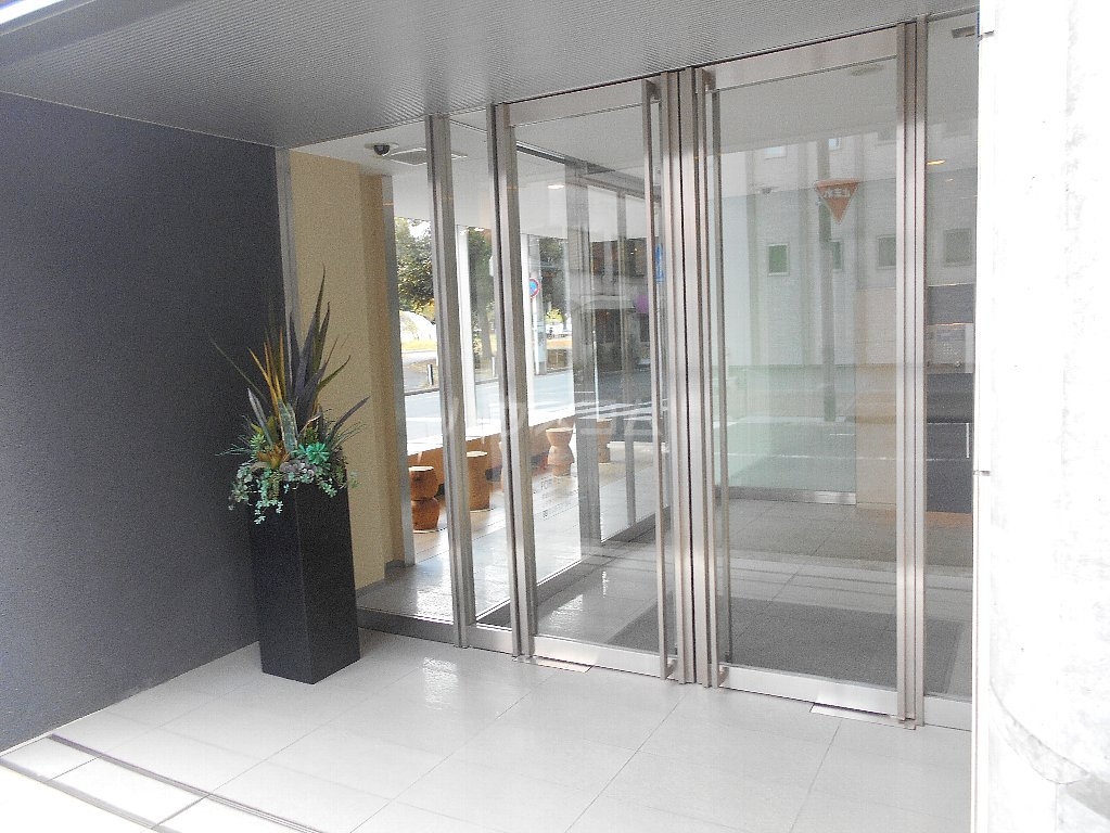 23/27 エントランス