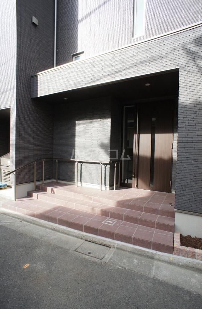 24/30 エントランス