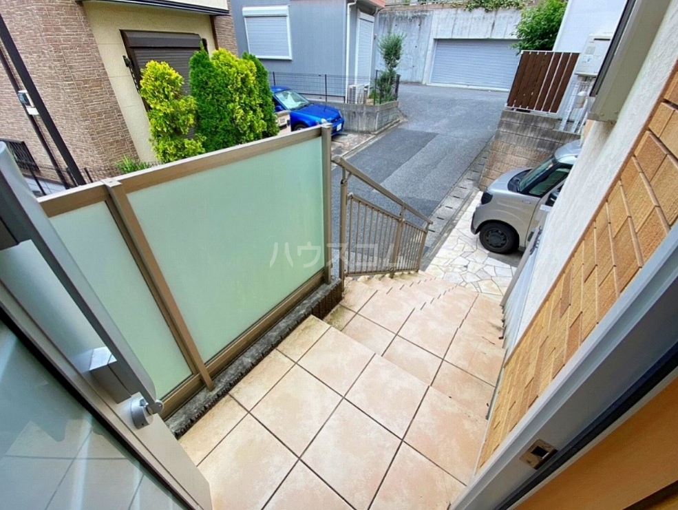 27/30 エントランス