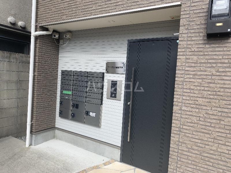 27/30 エントランス