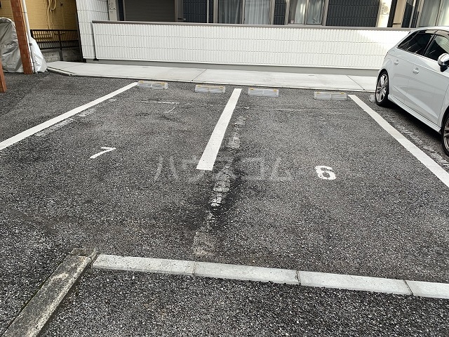 28/30 駐車場
