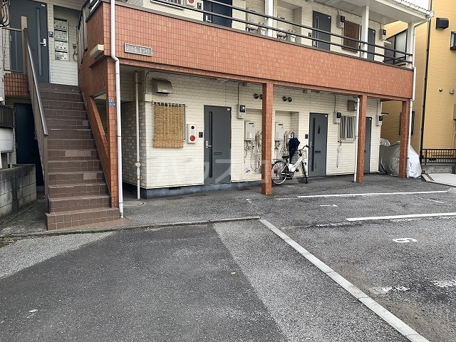 27/30 エントランス