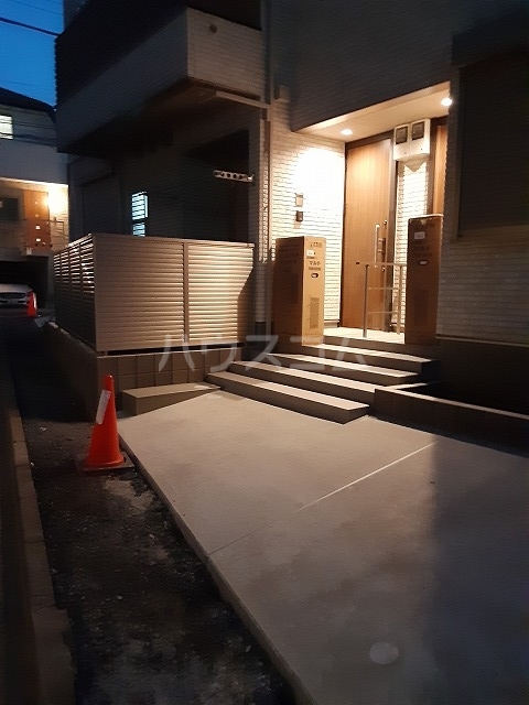 23/30 エントランス