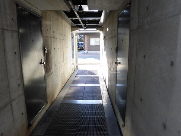 19/27 エントランス