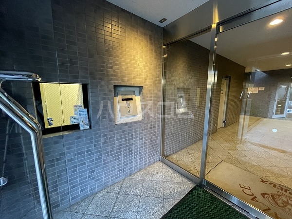 27/30 エントランス