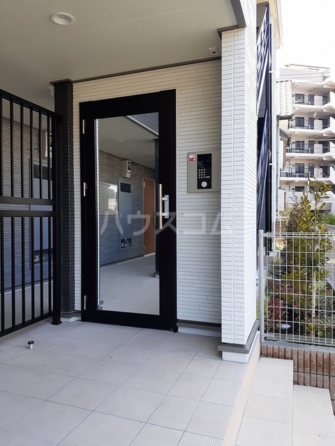 27/30 エントランス