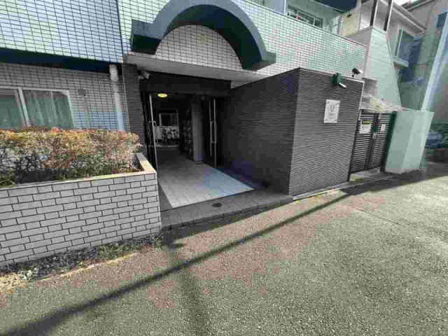 21/30 エントランス