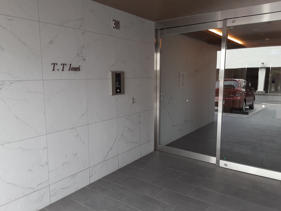 19/27 エントランス