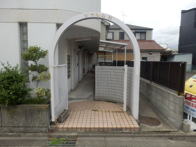 16/23 エントランス