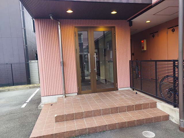 27/30 エントランス