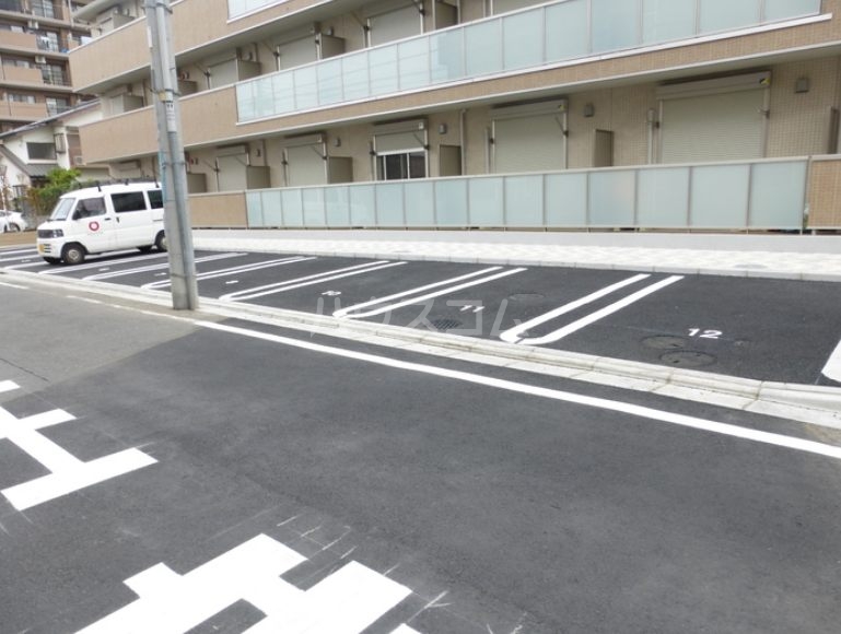 27/30 駐車場