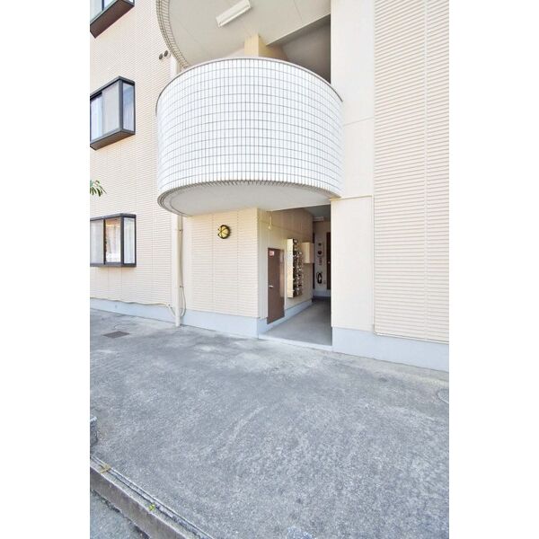 18/27 エントランス