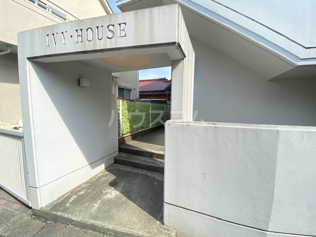 23/27 エントランス