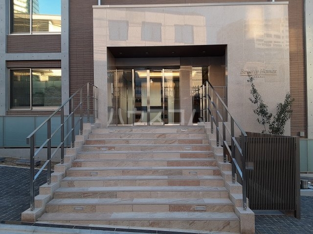 27/30 エントランス