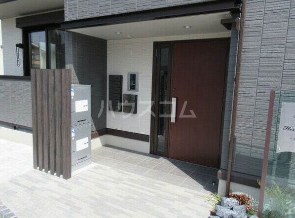 27/30 エントランス