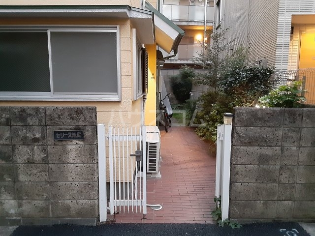 28/30 エントランス
