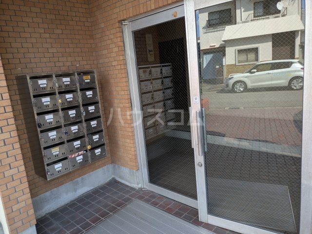 24/30 エントランス