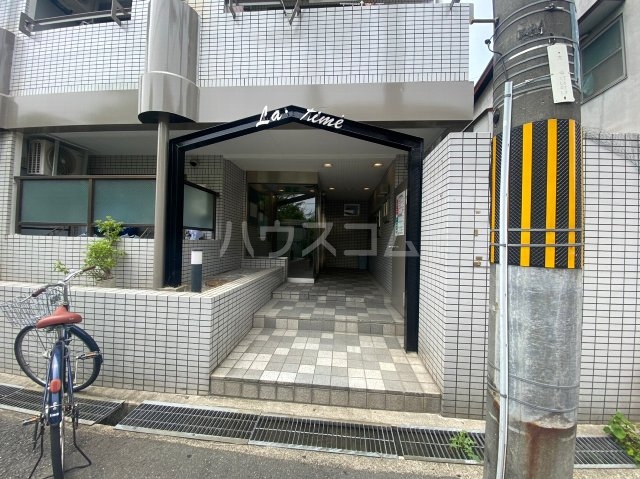 21/30 エントランス