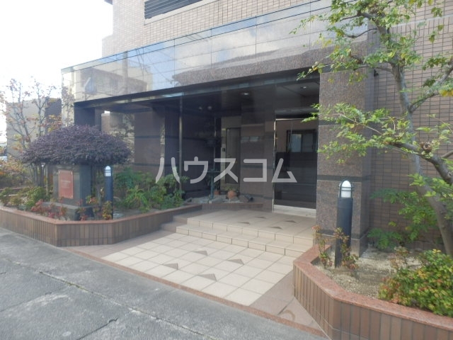 16/23 エントランス